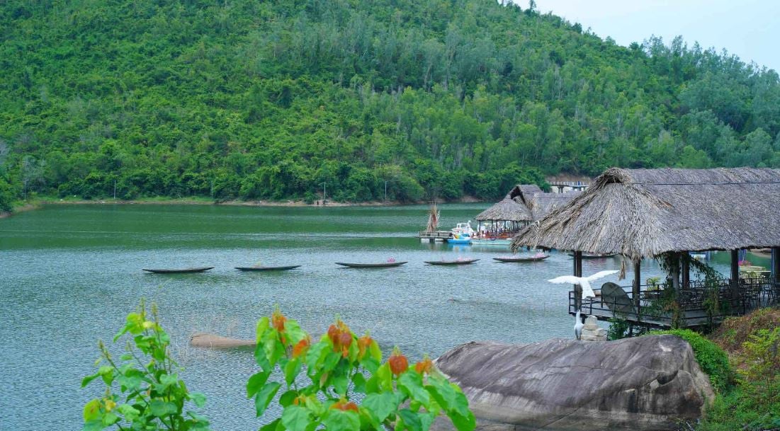 Hồ Kênh Hạ đốn tim du khách với vẻ đẹp nên thơ