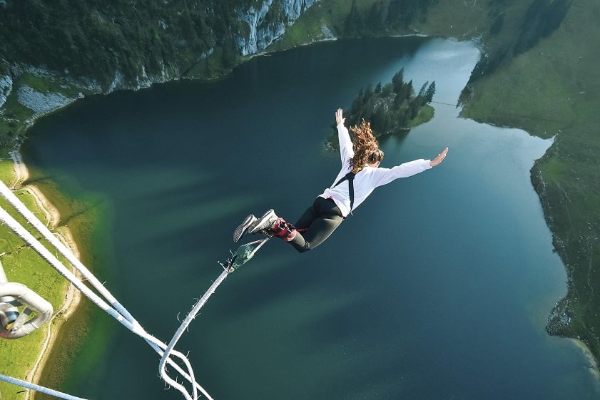 Nhảy bungee là môn thể thao mạo hiểm được nhiều du khách yêu thích